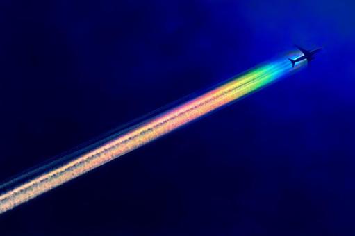 虹色のコントレイルの写真