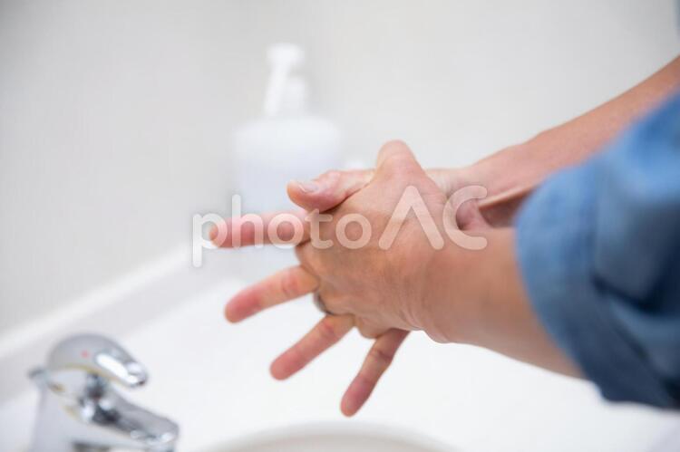 手洗いをする男性 手洗い,消毒,感染予防の写真素材