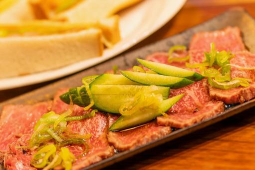 牛肉のたたきときゅうりの盛り合わせ 料理,食べ物,foodの写真素材