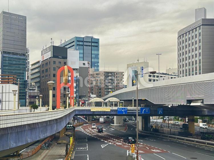 上野周辺　歩道橋　早朝の街並み 街並み,東京都,台東区の写真素材