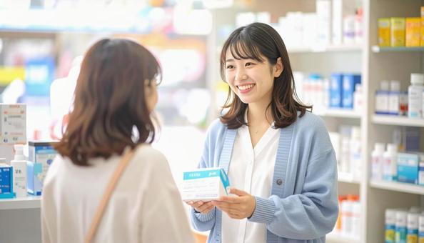 笑顔で接客する働く薬剤師 笑顔で接客する働く薬剤師の写真