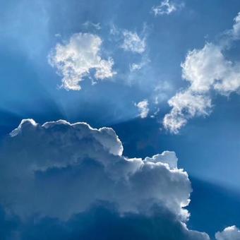 雲に日が射す空 雲に日が射す空の写真