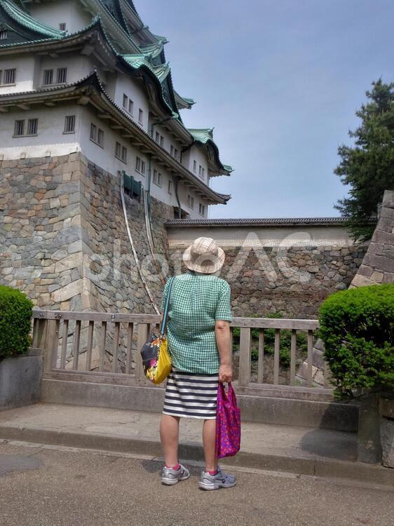 変なおばさん　名古屋城を見に来る オバサン,中年,名古屋城の写真素材