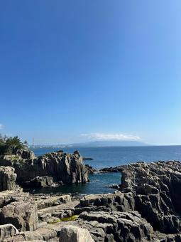 海と空と岩が広がる絶景 海と空と岩が広がる絶景の写真