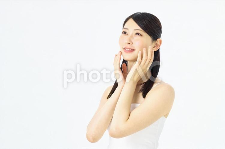 肌のお手入れをする女性　若い　美容 ビューティー,肌,スキンケアの写真素材