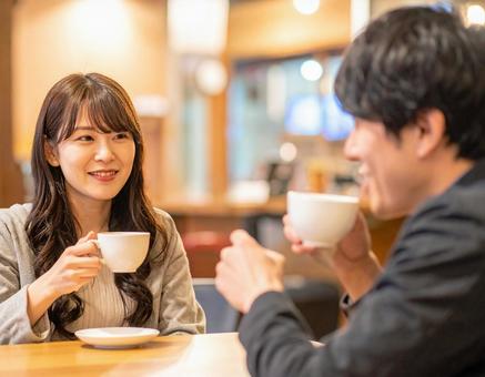 カフェでコーヒーを飲む日本人カップル カフェでコーヒーを飲む日本人カップルの写真
