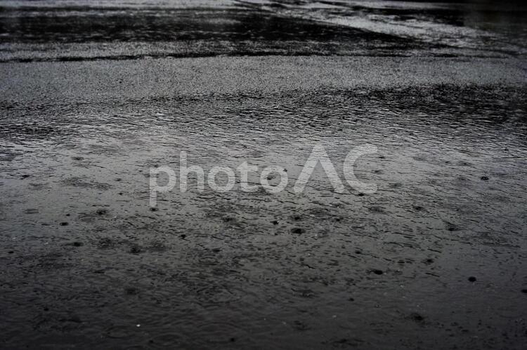 雨とアスファルト 雨,水,水滴の写真素材