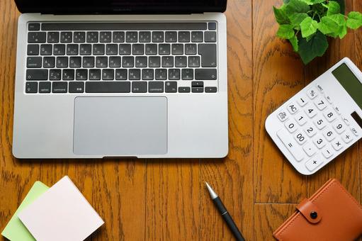 パソコンとオフィスツール デスク整理,オフィス環境,効率化の写真素材