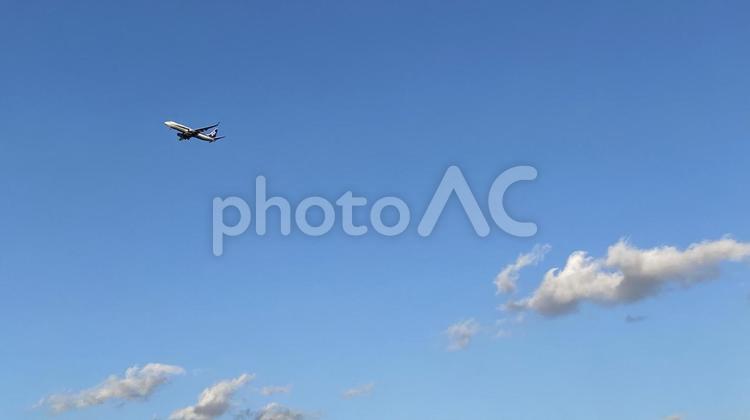 夕方の空と飛行機と雲 晴れ,空背景,穏やかの写真素材