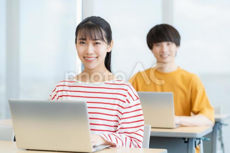 勉強をする男女の大学生 塾,教育,大学生の写真素材