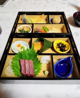 仕出し弁当(横から) 仕出し弁当(横から) 仕出し,弁当,刺身の写真素材