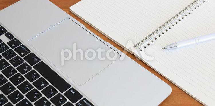 ビジネスアイテム　リングノートとパソコン ビジネスアイテム,パソコン,リングノートの写真素材