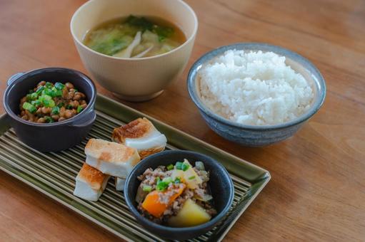 納豆と肉じゃがのごはんの朝食 納豆と肉じゃがのごはんの朝食 朝食,和食,納豆の写真素材