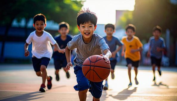 ドッチボールで遊ぶ子供たちの写真