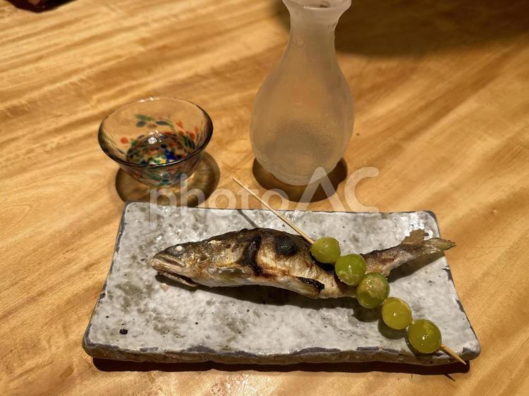 日本酒と鮎の塩焼き 鮎,鮎の塩焼き,日本酒の写真素材