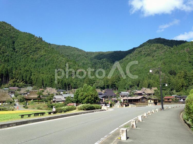 緑の美しい田舎の道路 青,明るい,新緑の写真素材