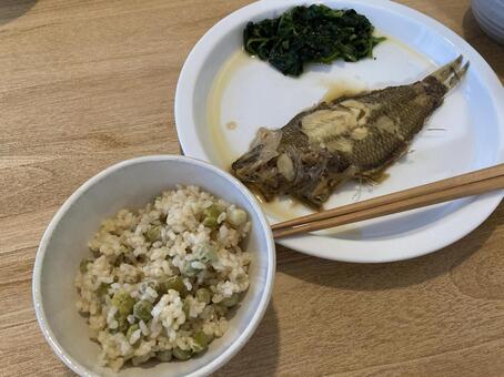 豆ご飯とカレイの煮付け カレイの煮付け,ほうれん草,自炊の写真素材