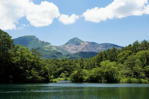 夏の五色沼から磐梯山を望む 夏の五色沼から磐梯山を望む 裏磐梯,五色沼,磐梯山の写真素材