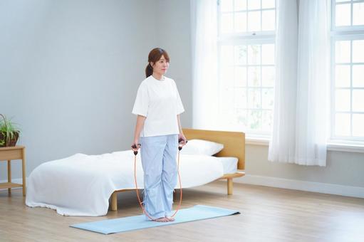 両手にトレーニングチューブを持ち立つ女性 女性,トレーニングチューブ,ゴムチューブの写真素材