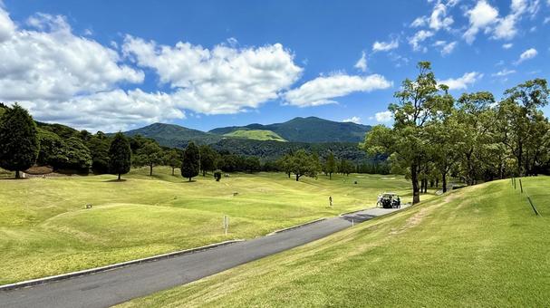 阿蘇　外輪山が望めるゴルフコース ゴルフ,ゴルフ場,フェアーウエイの写真素材