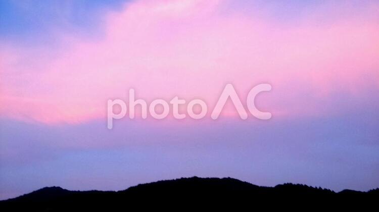 夕暮れの淡い空 空,山,夕暮れの写真素材