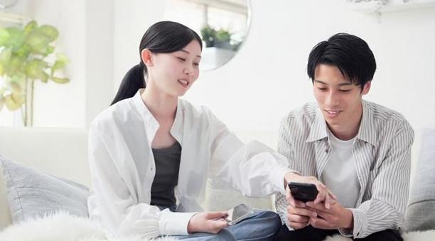 浮気を疑い口論をするアジア人女性 浮気を疑い口論をするアジア人女性の写真