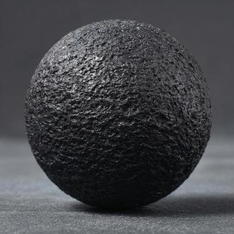 重厚な存在感:金属のような黒いボール 重厚な存在感:金属のような黒いボールの写真