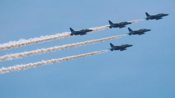 青空とブルーインパルス 青空とブルーインパルス ブルーインパルス,航空機,機体の写真素材