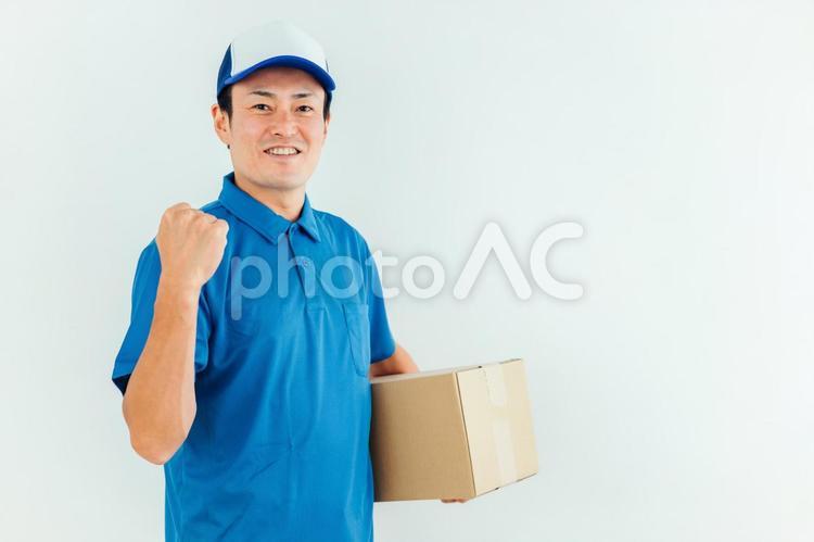 段ボールを持った作業着の男性 引越し,配達員,ダンボールの写真素材