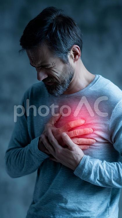 心臓の不調を感じる中高年男性 男性,胸,心臓の写真素材