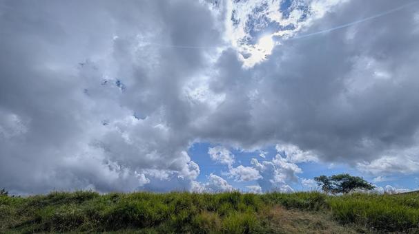 丘の上の絶景と夏の空 丘の上の絶景と夏の空 空,雲,雲間の写真素材