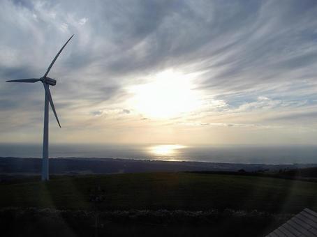 夕焼けと風力発電 夕焼けと風力発電 由利本荘市,にかほ高原,渇水の写真素材