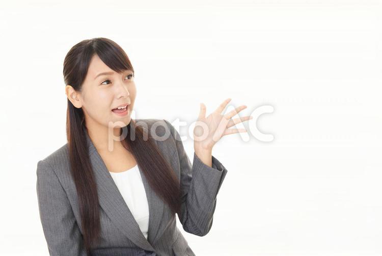 案内する笑顔のビジネスウーマン 女性,ビジネスウーマン,女の写真素材
