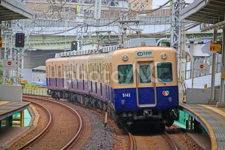 阪神本線を走行する車両 阪神電気鉄道,阪神電車,阪神電鉄の写真素材