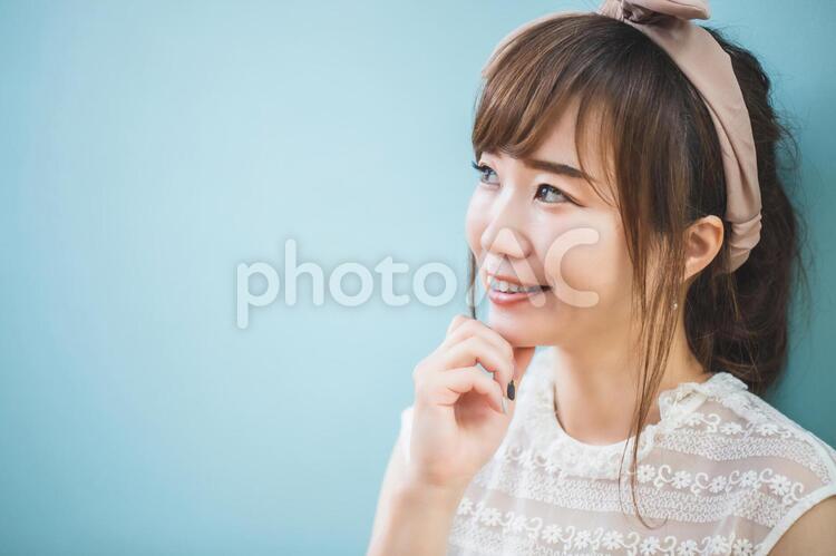 ワクワクしたことを考える笑顔の女性 女性,笑顔,考えるの写真素材