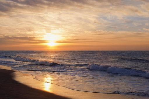 日の出　海 海,波,海辺の写真素材