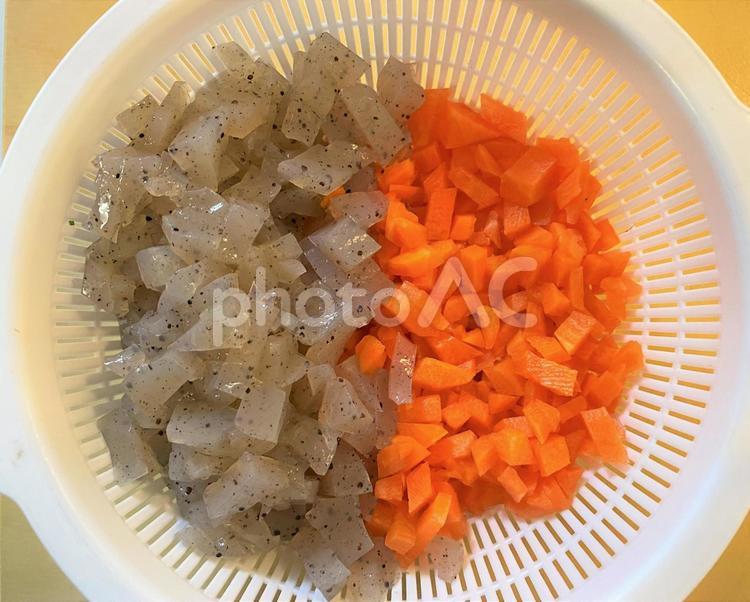 ニンジンとこんにゃくのみじん切り クッキング,料理,みじん切りの写真素材