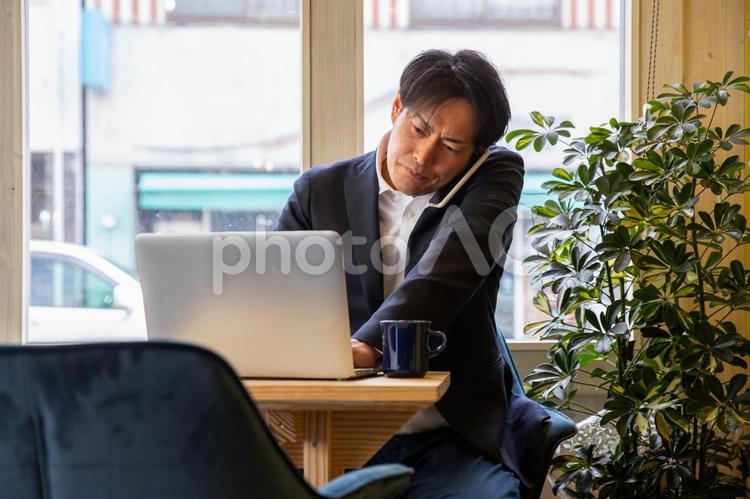 仕事するビジネスマン（真剣） ビジネスマン,トラブル,ストレスの写真素材