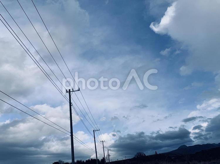 いなかの青空と曇り空の混在、電線、電柱 空,雲,青空の写真素材
