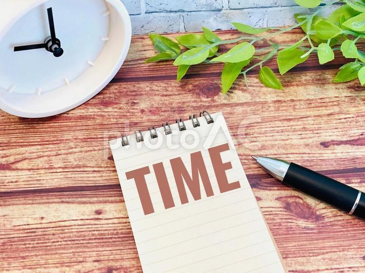 TIMEと書かれたメモ帳と時計 タイム,時間,時刻の写真素材