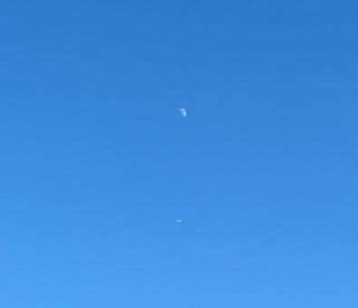 青空 月 飛行機 青空 月 飛行機の写真