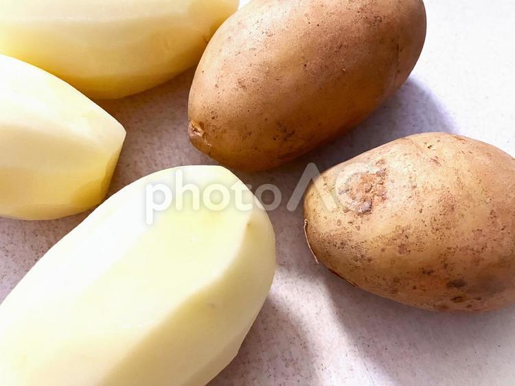 皮がついたじゃがいもと剥いたじゃがいも じゃがいも,男爵いも,男爵の写真素材