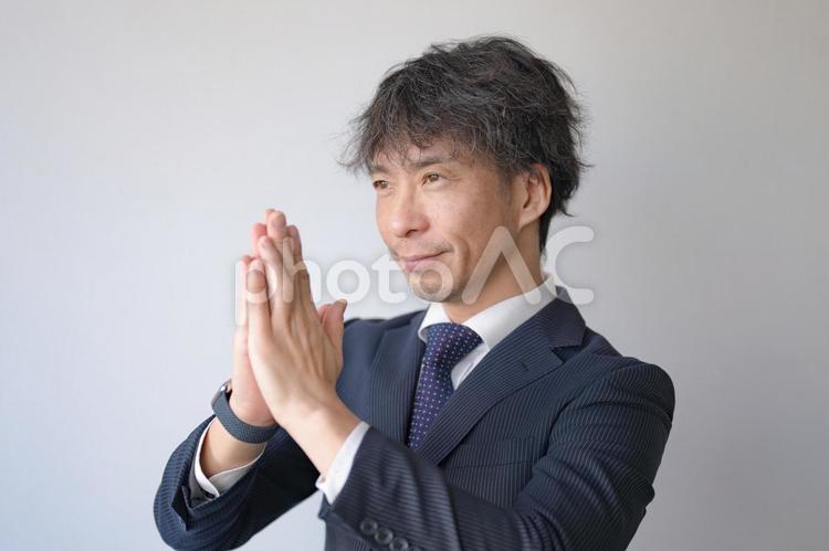 手を合わせるビジネスマン 男性,アジアン,日本人の写真素材