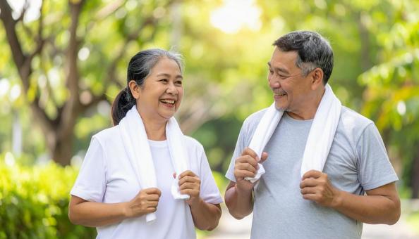 いきいきした日本人高齢者夫婦 いきいきした日本人高齢者夫婦の写真