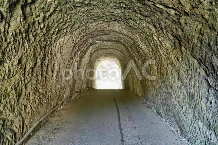 燈籠坂大師の切通しトンネル トンネル,岩肌,遺跡の写真素材