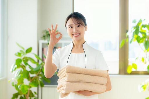エステティシャンの女性 エステティシャン,笑顔,タオルの写真素材