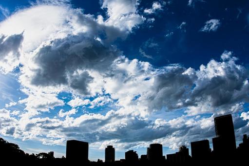 夏の青空とビルのシルエット 夏の青空とビルのシルエット ビル,ビル街,街並みの写真素材