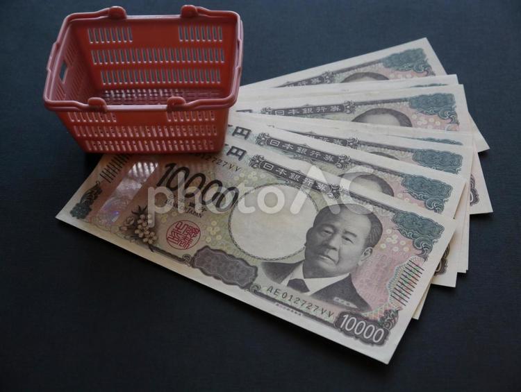 買い物かごと新一万円札 家計,金融,経済の写真素材