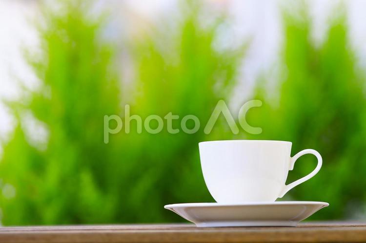 コーヒーカップと緑ぼかし背景 コーヒー,飲む,コップの写真素材