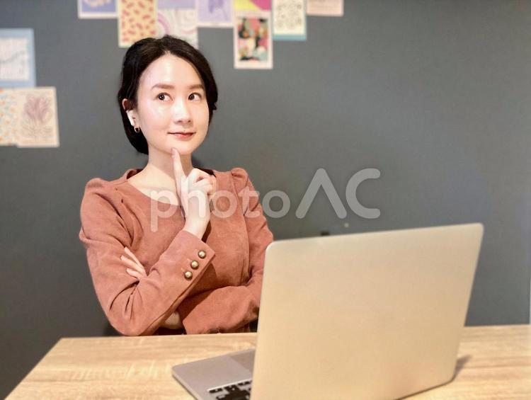 リモートワーク中に検討をする女性 女性,笑顔,在宅ワークの写真素材